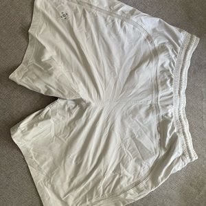 Lululemon - Mens White 7” inseam workout shorts, with Liner